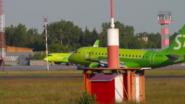 Novosibirsk Federación Rusa Junio 2020 Aeronaves Airlines Frenando Después Aterrizar — Vídeo de stock