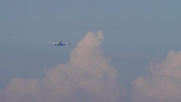 Aviones Acercándose Aterrizaje Vista Frontal Avión Pasajeros Vuela Cielo Azul — Vídeos de Stock