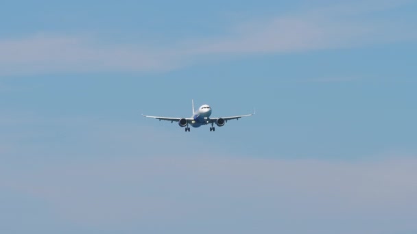 Długie Ujęcie Samolotu Zbliżającego Się Lądowania Samolot Odrzutowy Spada Koncepcja — Wideo stockowe