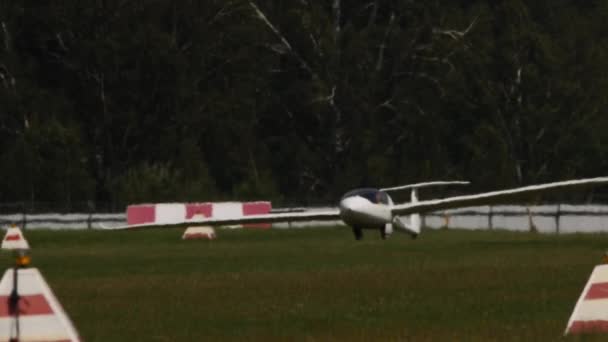 Glider Taxar Flygfältet Icke Motordrivna Flygplan Glider Mot Grön Skog — Stockvideo