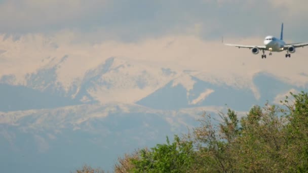 Avionul Zboară Lângă Munții Zăpadă Peisaj Uimitor Aeronave Pasageri Călătorii — Videoclip de stoc