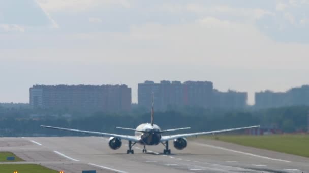 Obchodní Tryskové Letadlo Vzlétá Podsvícení Zadní Pohled Odlet Letoun Zrychluje — Stock video