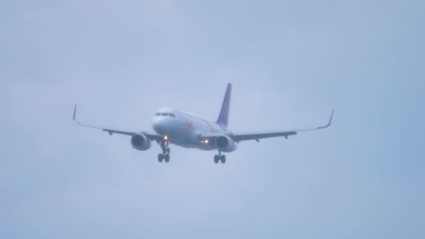 Phuket Tailandia Noviembre 2019 Avión Sonrisa Tailandesa Acercándose Aterrizaje Aeropuerto — Vídeo de stock