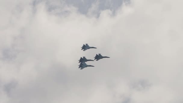 Gökyüzünde Savaş Uçakları Askeri Uçaklar Akrobatik Manevralar Yapıyor Uçak Ordusu — Stok video