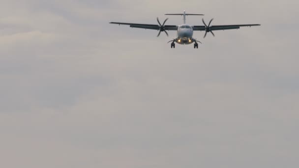 Turboprop Yolcu Uçağı Iniş Yapıyor Görüş Gökyüzünde Bir Uçak Seyahat — Stok video