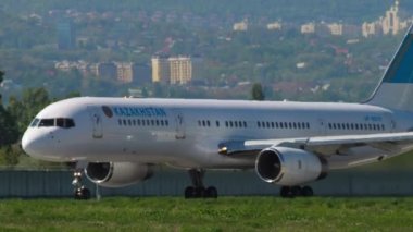 ALMATY, KAZAKHSTAN - 5 Mayıs 2019: Boeing 757-2M6, UP-B5701 Kazakistan - Hükümet taksisi, kalkış, yan görüş