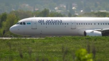 ALMATY, KAZAKHSTAN - 5 Mayıs 2019: Air Astana 'nın yolcu uçağı, yan görüş. Yolcu uçağı geliyor.