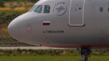MOSCOW, Rusya Federasyonu - 29 Temmuz 2021: Aeroflot 'un A321 sayılı ticari uçak Airbus' u A.Gomelsky Sheremetyevo havaalanında taksicilik yapıyor, orta atış, kokpit, yan görüş