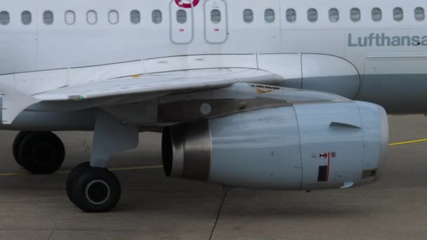 Dusseldorf 2017年7月23日 在杜塞尔多夫机场拖曳德国翼型客机 停机坪上喷气式飞机的图象 — 图库视频影像