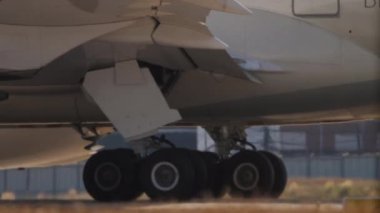 PHUKET, THAILAND - 15 Şubat 2023: Boeing 787 Dreamliner, Etihad Airways 'in A6-BNB' si Phuket Havaalanı pistinde taksicilik yapıyor. İniş takımlarının görüntüsü. Turizm ve seyahat kavramı