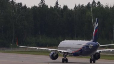 MOSCOW, Rusya Federasyonu - 29 Temmuz 2021: Carrier Airbus A321, Aeroflot VP-BAE Sheremetyevo havaalanında taksicilik yapıyor. Taksi ya da pist üzerindeki yolcu uçakları