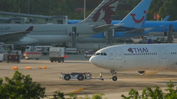 Phuket Thailand Νοεμβριου 2016 Ρυμουλκό Που Τραβά Επιβατικό Αεροσκάφος Airbus — Αρχείο Βίντεο