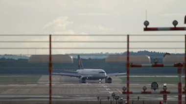 DÜZSELDORF, ALMANY - 23 Temmuz 2017: Düsseldorf havaalanına indikten sonra Lufthansa yolcu jeti fren yapıyor. Uçak iniyor. Spoiler verin. Pistin sonundan görüntüle