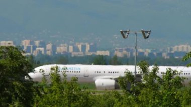 ALMATY, KAZAKHSTAN - 5 Mayıs 2019: Boeing 757-2M6, UP-B5701 Kazakistan - Hükümet taksisi, yan görüş