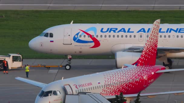Sochi Rússia Agosto 2022 Rebocador Puxando Avião Ural Airlines Para — Vídeo de Stock