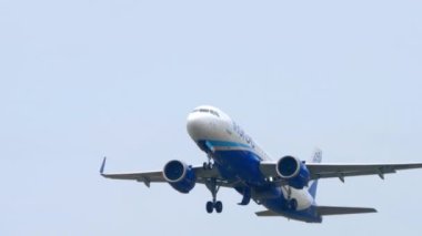 PHUKET, THAILAND - Şubat 03, 2023: Indigo yolcu jeti Phuket havaalanından havalanır. Uçak kalkıyor. Uçak kalkıyor, tırmanıyor. Turizm ve seyahat kavramı
