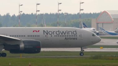 MOSCOW, Rusya Federasyonu - 30 Temmuz 2021: Boeing 777, Nordwind 'in VP-BJJ' si Sheremetyevo havaalanındaki terminale gidiyor. Yolcu uçağı taksideydi. Turizm ve seyahat kavramı