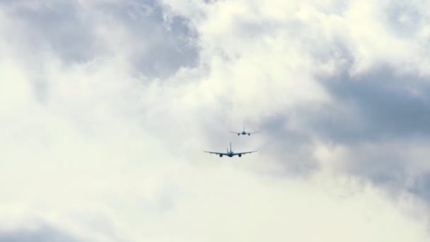 Trei Avioane Livrări Nerecunoscute Zboară Împușcat Lung Escaladă Aeriană Context — Videoclip de stoc