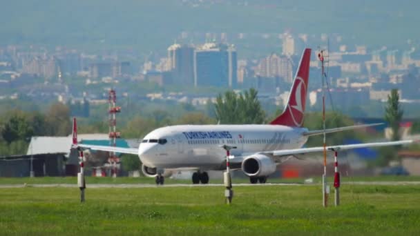 アルマニー Kazakhstan 2019年5月5日 ボーイング737 Jvrトルコ航空は離陸準備ができています 旅客機出発 サイドビュー ジェット 危険の都市と山の背景 — ストック動画