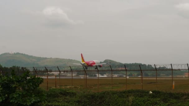 2023년 31일 베트남 착륙의 A320 공항에서 울타리 비행기의보기 스포일러 엘알의 — 비디오