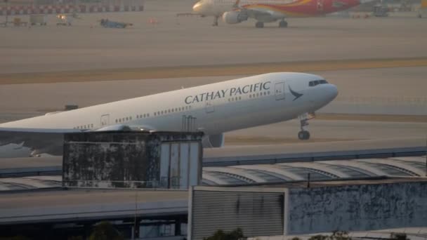 2019년 11월 캐세이패시픽의 상업용 비행기 777이 공항에서 이륙하고 등반합니다 하늘에 — 비디오