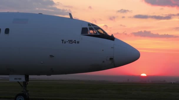 2022年8月5日 カザン国際空港で日没するソビエトジェット機トゥポレフ 154のコックピット — ストック動画