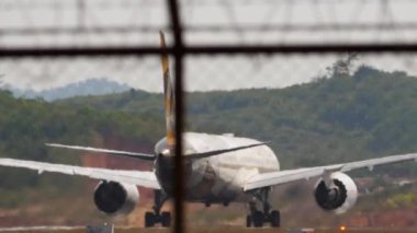 PHUKET, THAILAND - 15 Şubat 2023: Boeing 787-9 Dreamliner, Etihad Havayolları 'nın A6-BNB' si Phuket Havaalanı 'nda kalkış için hızlanıyor. Turizm ve seyahat kavramı