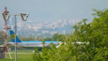 ALMATY, KAZAKHSTAN - 5 Mayıs 2019: Özbekistan Havayolları Airbus A320 Almaty Uluslararası Havaalanı, Kazakistan
