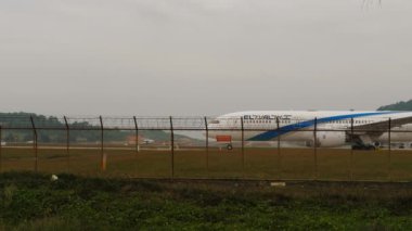 PHUKET, THAILAND - 31 Ocak 2023: El Al 'in Boeing 787 Dreamliner' ı, Phuket Havaalanı 'ndaki pistin başında, yan görüş. El Al Havayolları İsrail. Turizm ve seyahat kavramı