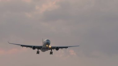 PHUKET, THAILAND - 16 Şubat 2023: Katar Havayolları 'nın yolcu uçağı Airbus A330 gün batımında iniyor. Phuket Uluslararası Havaalanı. Uçak geliyor.