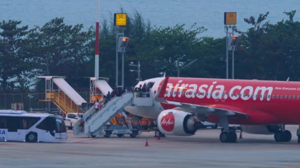 Phuket Thailandia Febbraio 2023 Riprese Passeggeri Che Salgono Aereo Airasia — Video Stock