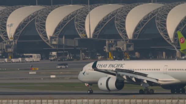 2023년 수완나품 공항에서 캐세이패시픽 제동의 에어버스 A350 비행기가 도착했습니다 — 비디오