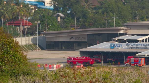 Phuket Tailandia Febrero 2023 Camión Bomberos Del Aeropuerto Rociando Agua — Vídeos de Stock