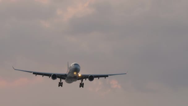 Phuket Thailand 2023年2月16日 卡塔尔航空公司的空中客车A330客机在日落时降落 普吉国际机场航班抵达 — 图库视频影像