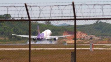 PHUKET, THAILAND - 15 Şubat 2023: Airbus A320-232, Tayland Gülümseme İniş HS-TXD, Phuket havaalanına dokunma ve fren. Turizm ve seyahat kavramı