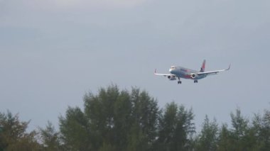 PHUKET, THAILAND - 26 Kasım 2016: Sivil uçak Airbus A320, 9V-JSS Jetstar uçağı Phuket havaalanına indi, yan görüş