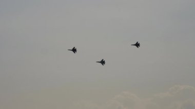 Sütunlu savaş uçakları yerden uçuyor. Güzel mavi gökyüzünde askeri uçaklar. Hava Kuvvetleri geçit töreni