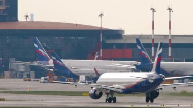 MOSCOW, Rusya Federasyonu - 30 Temmuz 2021: Sheremetyevo havaalanındaki Aeroflot yolcu uçağı, arka görüş. Otoparkta sıra sıra uçaklar, arka plan.