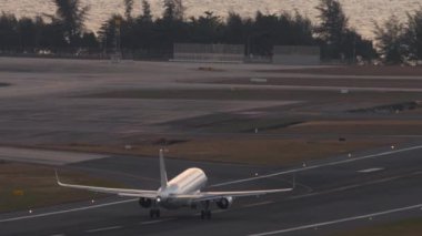 Yolcu uçağı gün batımında kalkıyor. Turizm ve seyahat konsepti. Uçak kalkıyor.