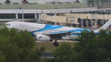 PHUKET, THAILAND - 28 Kasım 2019: Bangkok Air Airbus A320 HS-PPK Phuket Uluslararası Havaalanı 'na iniş yapmak üzeredir. Uçak ağaçların üzerinden uçuyor. Yolcu uçağı geliyor.