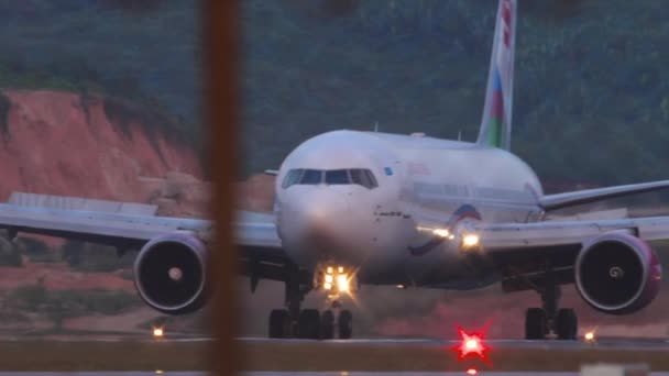 Phuket Thailand 2023年1月23日 周日航空波音767在普吉机场刹车 飞机在跑道上的镜头Apron 航空旅行和旅游概念 — 图库视频影像