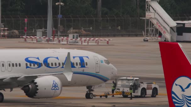 Phuket Thailand Fevereiro 2023 Reboque Trator Avião Jato Scat Aeroporto — Vídeo de Stock