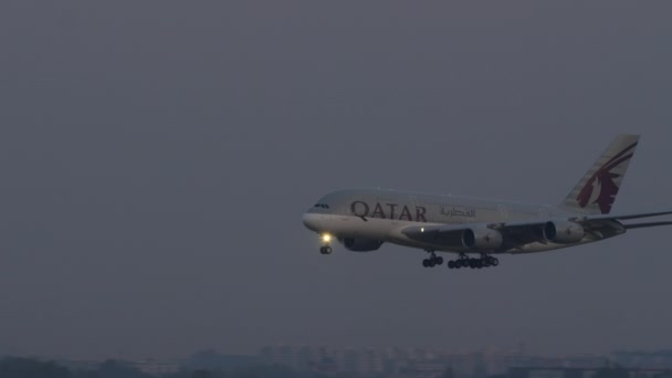 Bangkok Tajlandia Marca 2023 Airbus A380 Katar Airlines Zbliża Się — Wideo stockowe