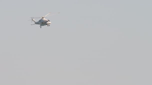 直升机在喀山机场的蓝天中飞行 长距离射击 — 图库视频影像