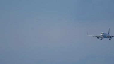 PHUKET, THAILAND - 26 Kasım 2016: Tayland Gülüşü uçağı Phuket havaalanına iniyor. Uçak denizin üzerinde uçuyor. Uçak geliyor. Turizm ve seyahat kavramı