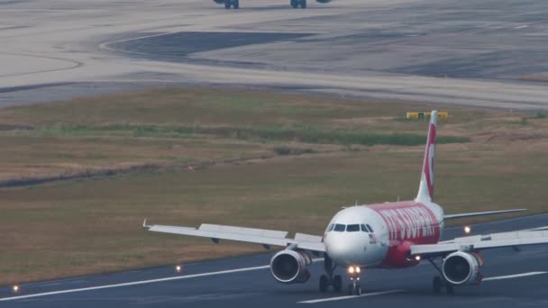 Phuket Thailand Şubat 2023 Phuket Havaalanına Indikten Sonra Airasia Uçakları — Stok video