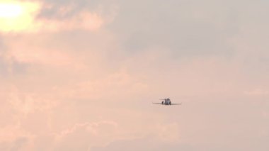 İş jeti uçağı havalanıyor ve denizin üzerinde uçuyor. Tatil, havacılık, seyahat, gezi konsepti, fotokopi alanı. Ticari uçak kalkışı, okyanusa tırmanma, arka planda güzel bir günbatımı.