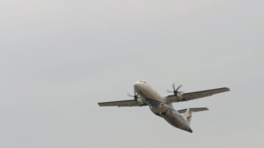 PHUKET, THAILAND - 29 HAZİRAN 2023: Bangkok Air 'in Turboprop uçağı Phuket havaalanında havalanıyor ve tırmanıyor. Yolcu uçuşu, yan görüş. Seyahat kavramı