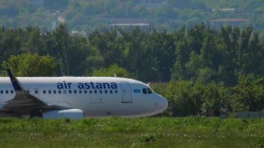 ALMATY, KAZAKHSTAN - 5 Mayıs 2019: Ulusal havayolu şirketi Astana 'nın uçağı arka plandaki buzullarla birlikte havaalanında