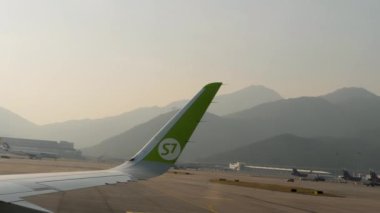 HONG KONG - 07 Kasım 2019: Hong Kong Havaalanı, bir S7 Airlines uçağının penceresinden görüş. Hong Kong Uluslararası Havaalanı trafiği